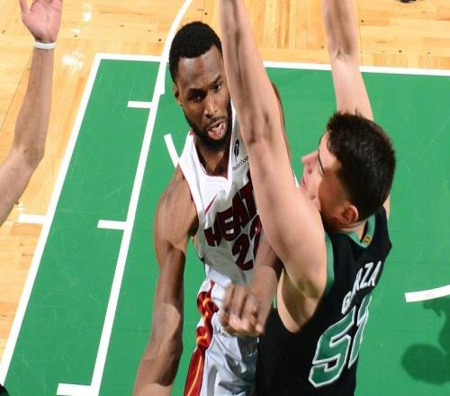 布朗29+7武神首秀，熱火雙星帶不動(dòng)熱巴，綠軍22分逆轉(zhuǎn)升東部第二