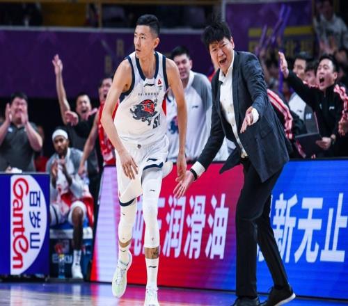 山東男籃挺進(jìn)杯賽四強(qiáng)，陳林堅(jiān)爆發(fā)，說(shuō)明書(shū)已找到