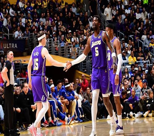 被恩比德各種打爆！湖人先發(fā)中鋒突然間在防守端失去了自信心