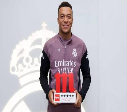 榮耀時(shí)刻，姆巴佩在訓(xùn)練基地領(lǐng)取了皇馬1月最佳球員獎(jiǎng)杯