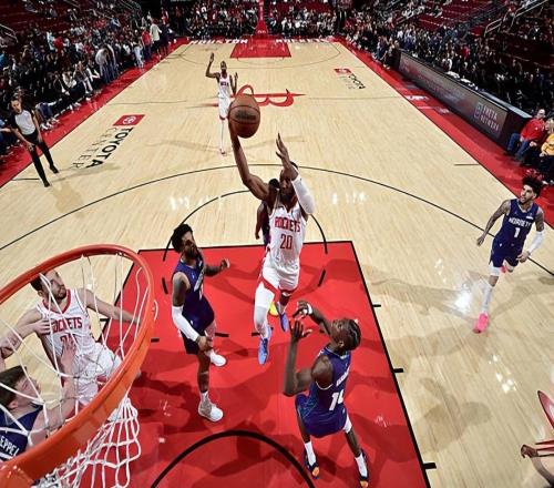 本來進攻就一片混亂，結(jié)果火箭還讓他長時間留在場上拖累空間