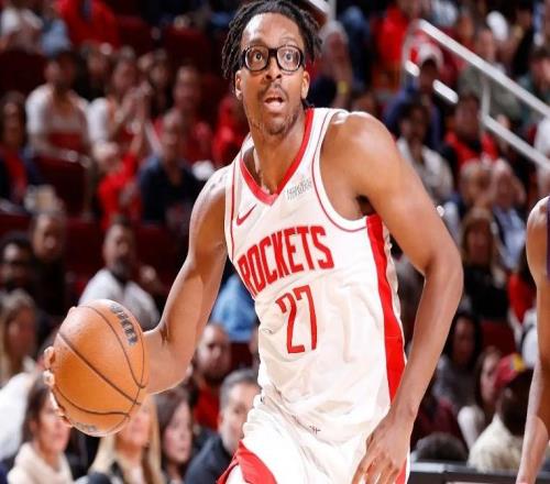 前腳剛命中了一記三分，后腳火箭鋒線(xiàn)新星就被立刻換下場(chǎng)了