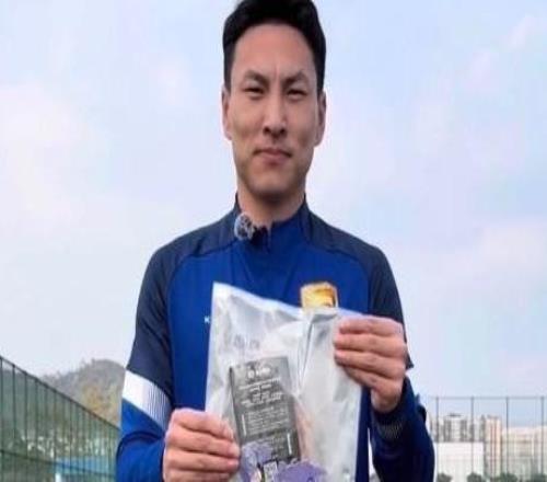 前鋒閆鵬隨鯤城冬訓(xùn)，他曾幫助英博完成中冠到中超的三連跳