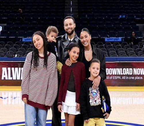 庫里全家福：37歲全明星首發(fā)，5960萬年薪NBA第一，4個(gè)娃都像他