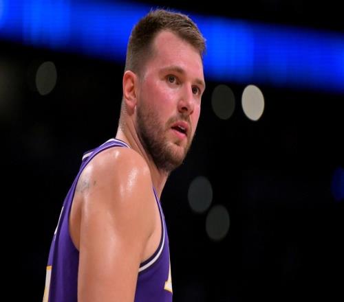 湖人隊里夫斯帶隊擊敗76人后談東契奇的傷情：他是我們最好的球員