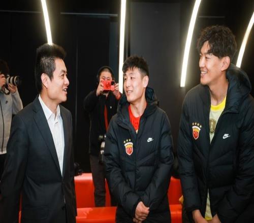 前有上海銀行、后擁上汽集團(tuán)，中超三連冠海港攜兩大合作方出征新賽季中超