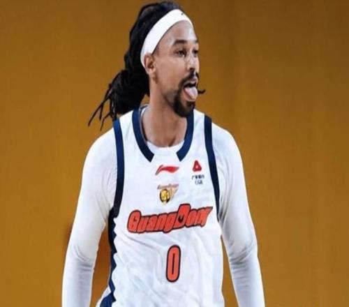 CBA最荒唐一幕！廣東慘敗夜薩林杰卻笑了：場(chǎng)邊玩手機(jī)直接擺爛了