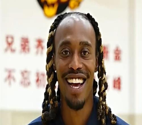 輸上海發(fā)布會(huì)！贊賽區(qū)展高情商，回應(yīng)外援調(diào)整需等待麥考爾復(fù)出！