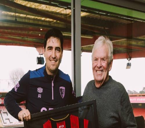 執(zhí)教100場(chǎng)英超里程碑，伯恩茅斯主席為伊勞拉送上紀(jì)念球衣