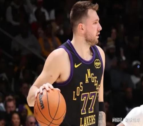 湖人戰(zhàn)勇士熱度驟降，雙方共有四巨星缺陣，詹姆斯成唯一看點