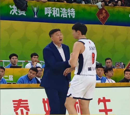 破案！黃明依下半場(chǎng)被杜鋒棄用的原因找到，廣東球迷說(shuō)出大實(shí)話(huà)