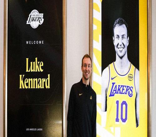 肯納德亮相湖人訓(xùn)練館！最快首秀戰(zhàn)勇士高中生涯得分高于詹姆斯