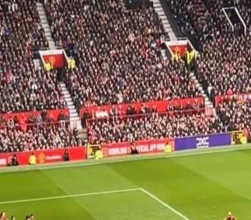 曼聯(lián)精妙角球戰(zhàn)術(shù)，馬奎爾佯攻吸引防守，梅努精準(zhǔn)助攻姆伯莫