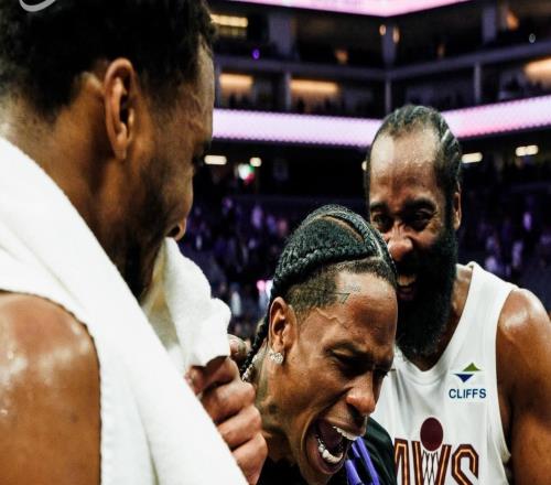 TravisScott現(xiàn)場觀戰(zhàn)哈登騎士首秀，兩人賽后激情相擁