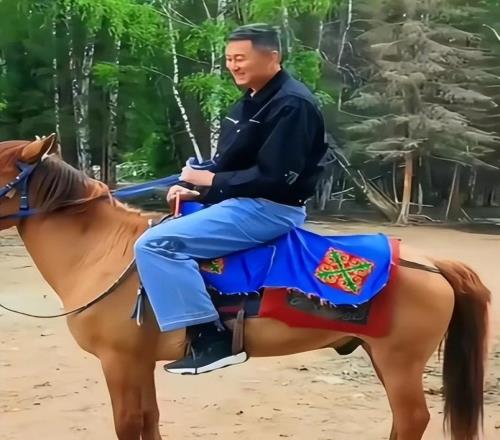 杜鋒回老家，陪家人過(guò)年！騎馬游玩，笑到樂(lè)呵呵