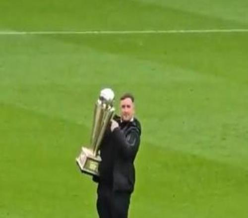 飛鏢冠軍、曼聯(lián)球迷利特勒現(xiàn)場(chǎng)嘲諷熱刺球迷，離場(chǎng)時(shí)被辱罵