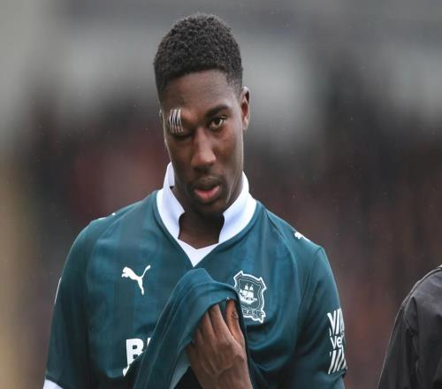 慎入，普利茅斯球員佩普爾比賽中眼睛被撞得腫到睜不開