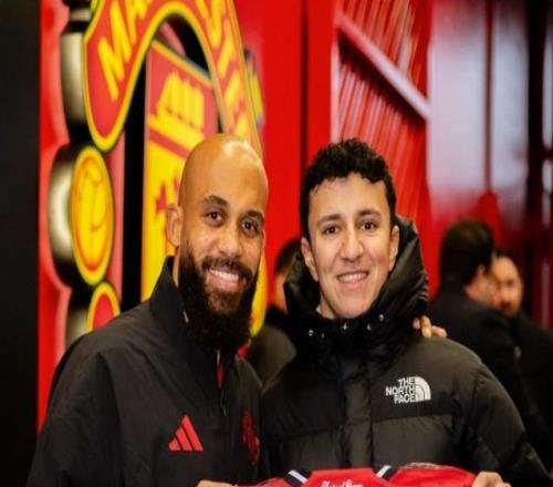 紅牛F1車隊(duì)車手哈賈爾現(xiàn)場觀看曼聯(lián)vs熱刺，并獲贈姆伯莫球衣