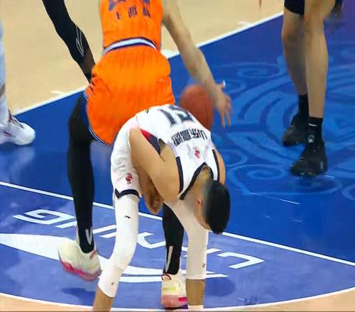 意外的潰敗，弗格單節(jié)爆砍20分！山東男籃窩火1戰(zhàn)，邱彪多次憤怒