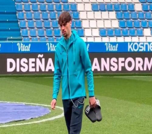 模仿C羅挪可樂、赤腳踩場，比爾曼切維奇尚未上場已成焦點