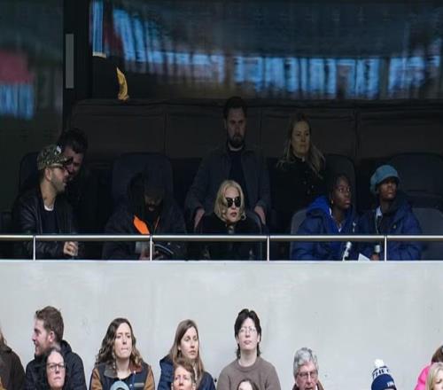 67歲麥當(dāng)娜觀戰(zhàn)切爾西女足vs熱刺女足，倆養(yǎng)女在熱刺U14踢球