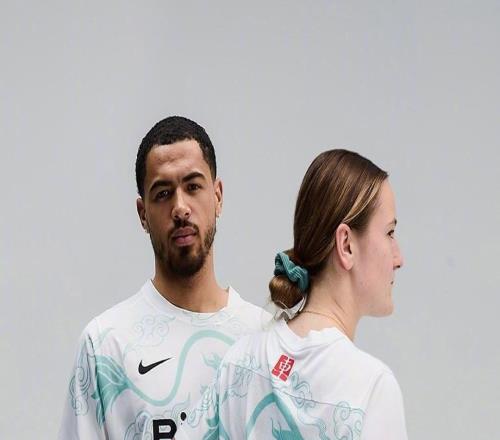 切爾西推出馬年限定賽前熱身服，靈感源自1905年首款主場(chǎng)球衣