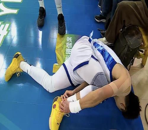 突發(fā)！孫銘徽杯賽突破過程90崴腳，表情痛苦，期待無礙吧！