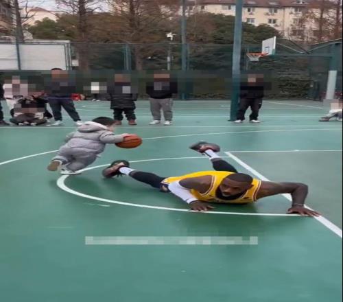 嬰兒運球晃倒詹姆斯、電動車在老詹面前上籃成功網(wǎng)友用AI制作籃球單挑視頻，記者實測：用照片即可免費生成