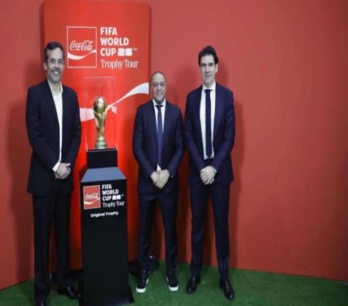世界杯獎杯巡回展覽來到伯納烏，羅伯托卡洛斯出席儀式