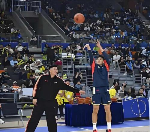 杜鋒真寵他加盟廣東還沒(méi)打比賽就給他代言大品牌賺100萬(wàn)過(guò)肥年