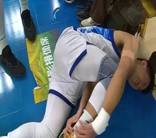 廣廈官方：孫銘徽右距腓前韌帶部分撕裂預(yù)計傷停68周