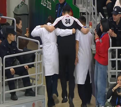 罕見！CBA裁判意外受傷，被醫(yī)生攙扶離場只留下2個(gè)裁判工作