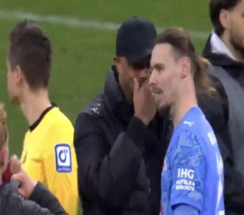 聊啥呢，孔帕尼賽后和萊比錫門將、同胞范德沃特竊竊私語