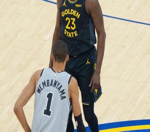 福克斯16中11文班亞馬26+9+2封蓋，追夢(mèng)空砍準(zhǔn)三雙，馬刺復(fù)仇勇士