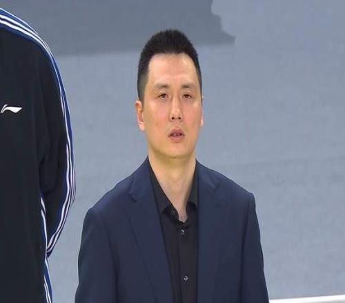 衛(wèi)冕杯賽冠軍，上海男籃20分大勝偰李永煒18+8山西男籃罰下6人