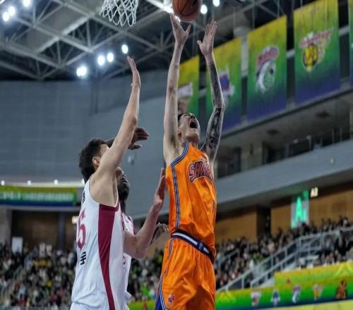 上海男籃11494戰(zhàn)勝山西隊，衛(wèi)冕CBA俱樂部杯冠軍