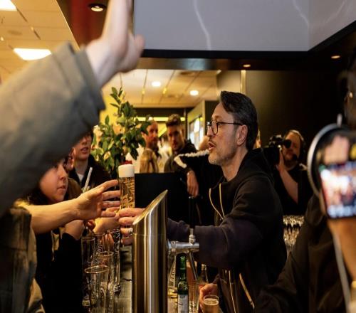 多特舉辦球迷招待會(huì)，科瓦奇親自給球迷接啤酒