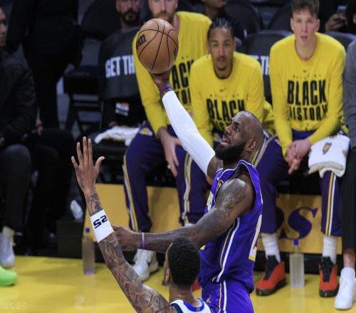 湖人勝獨(dú)行俠，詹姆斯創(chuàng)3大第一神跡，前無(wú)古人！海斯比艾頓好用