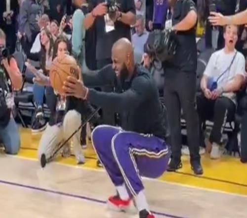 魔性，對(duì)獨(dú)行俠賽前熱身詹姆斯舞蹈后助攻海斯空接扣籃