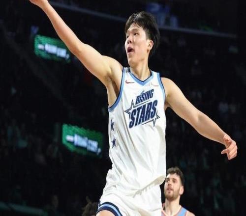 打開心了，楊瀚森出場8分鐘，5投4中拿到10分2板