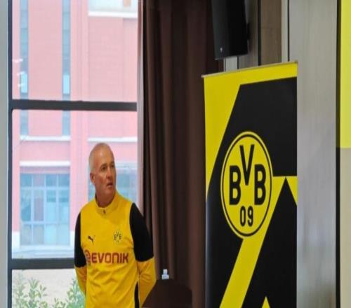 中國足壇迎來久違大牌洋帥，曾帶多特拿歐冠冠軍，已亮相新去處