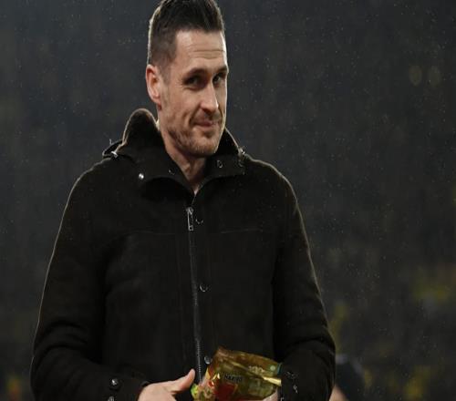 童趣，德天空送給多特體育總監(jiān)凱爾兩包小熊軟糖當(dāng)作生日禮物