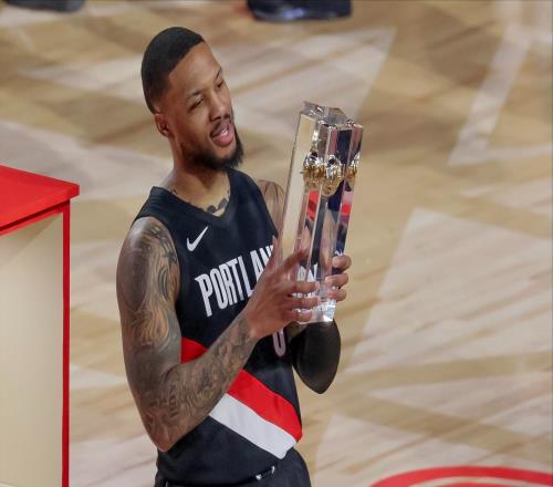 大傷未復(fù)出卻奪魁，利指導(dǎo)4年3冠比肩大鳥，招牌戴表+經(jīng)典凡爾賽