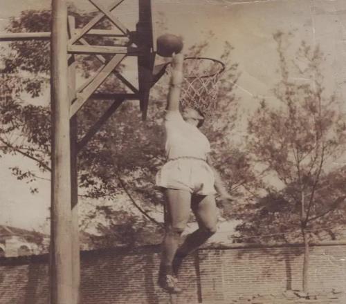 體“談”記憶一生執(zhí)守籃球夢(mèng)，籃壇泰斗寫傳奇