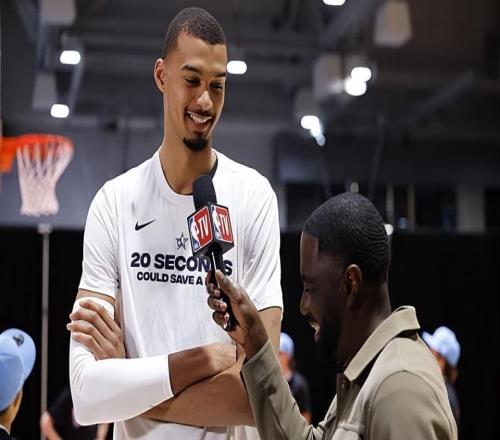 馬刺內(nèi)線球星：勒布朗非常聰明，我們能從他身上學(xué)到很多東西