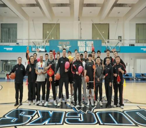 北京首鋼籃球俱樂部給大家拜年啦！