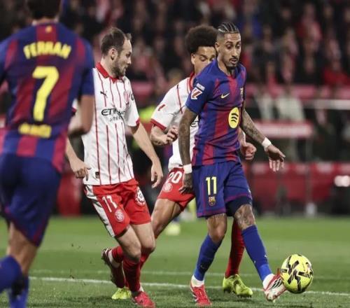 巴薩中柱失點(diǎn)+被絕殺！1比2遭赫羅納逆轉(zhuǎn)，皇馬笑納大禮登頂西甲