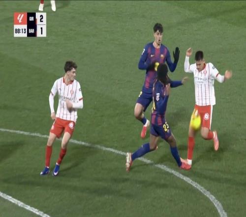 有爭議，赫羅納球員帶球進(jìn)攻踩踏孔德腳踝，進(jìn)球后var無表示