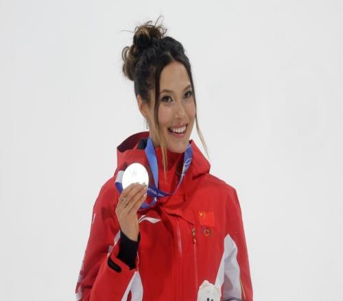 體壇聯(lián)播巴薩1比2赫羅納讓出榜首，谷愛凌大跳臺(tái)再摘一銀