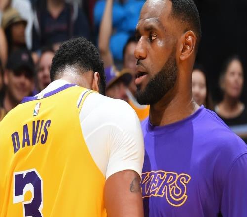 完全不給面子！詹皇過(guò)新年打臉高層，點(diǎn)名懷念濃眉，讓東契奇難堪